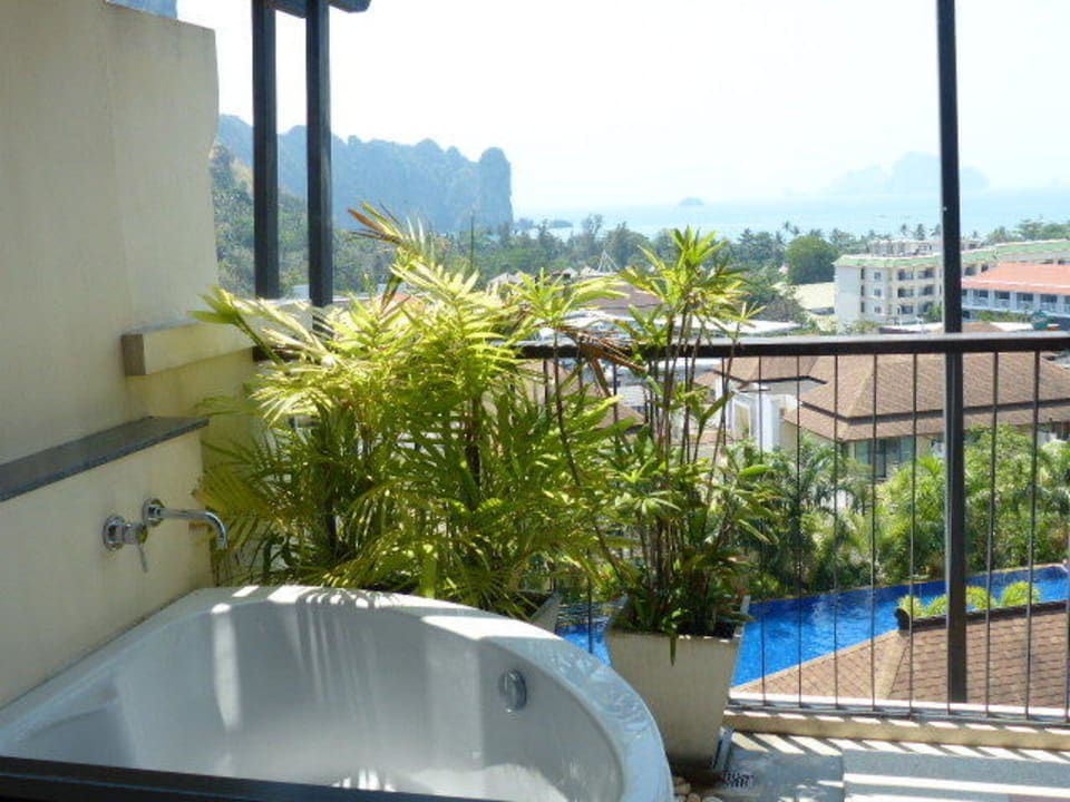 Badewanne auf dem Balkon Avani Ao Nang Cliff Krabi Resort