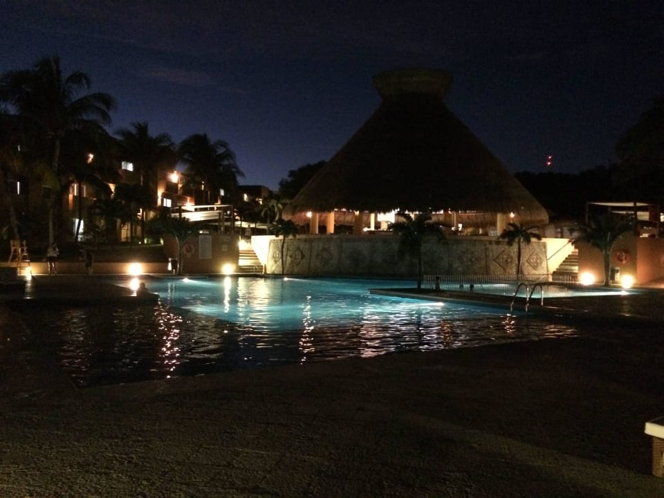 Pool abends Viva Azteca by Wyndham - All Inclusive Resort
