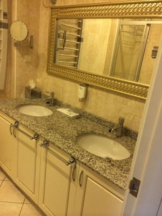 Waschtisch / Bad Hotel Unique Dortmund Hauptbahnhof