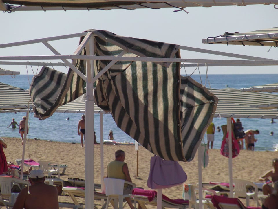 Defekte Sonnenschirme Süral Saray Hotel