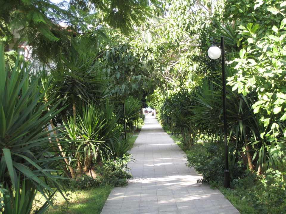 Weg durch die Apartmentanlage Hotel Sirma