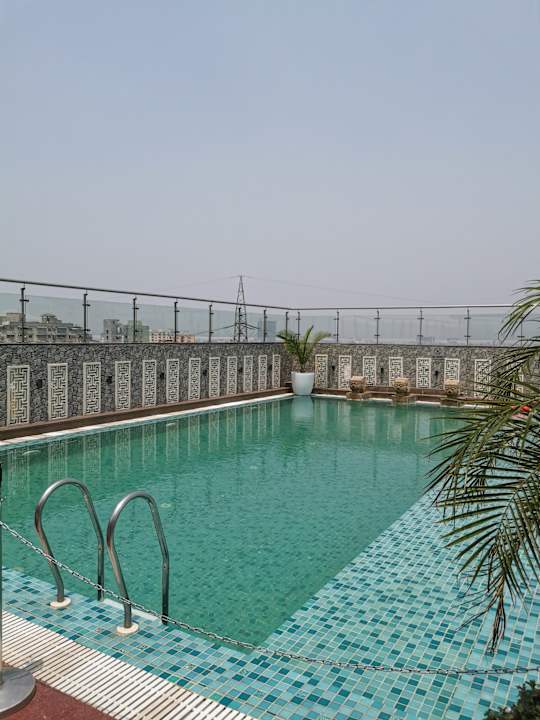 Pool Hotel Mahagun Sarovar Portico