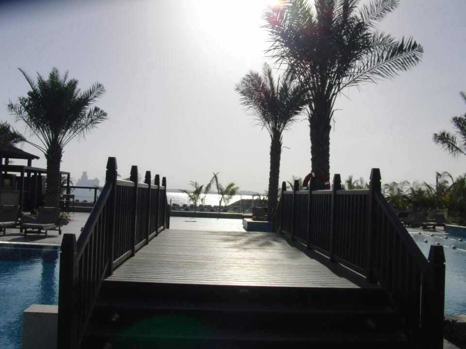 Über den Pool zum Meer DoubleTree by Hilton Resort & Spa Marjan Island