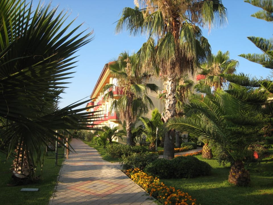 Rundweg um die Gebäude Hotel Orfeus Park