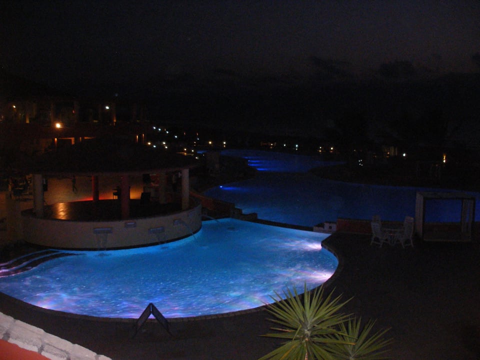 Hauptpool bei Nacht Occidental Boa Vista Beach