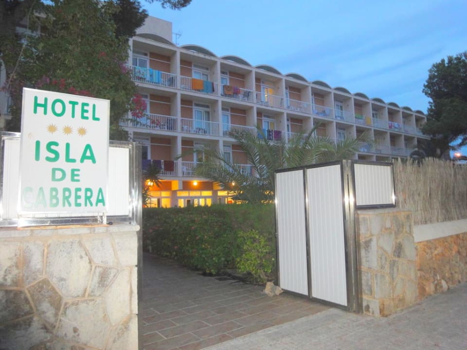 Hinterer Eingang des Hotels Hotel Isla de Cabrera