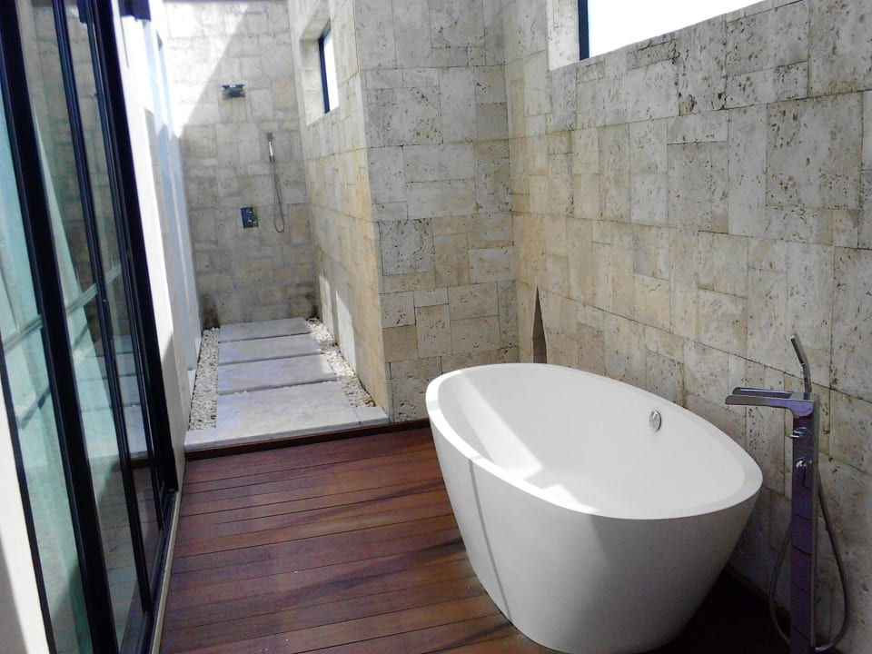 Aussendusche und grosse Badewanne Poolvilla Avista Hideaway Phuket Patong, MGallery by Sofitel