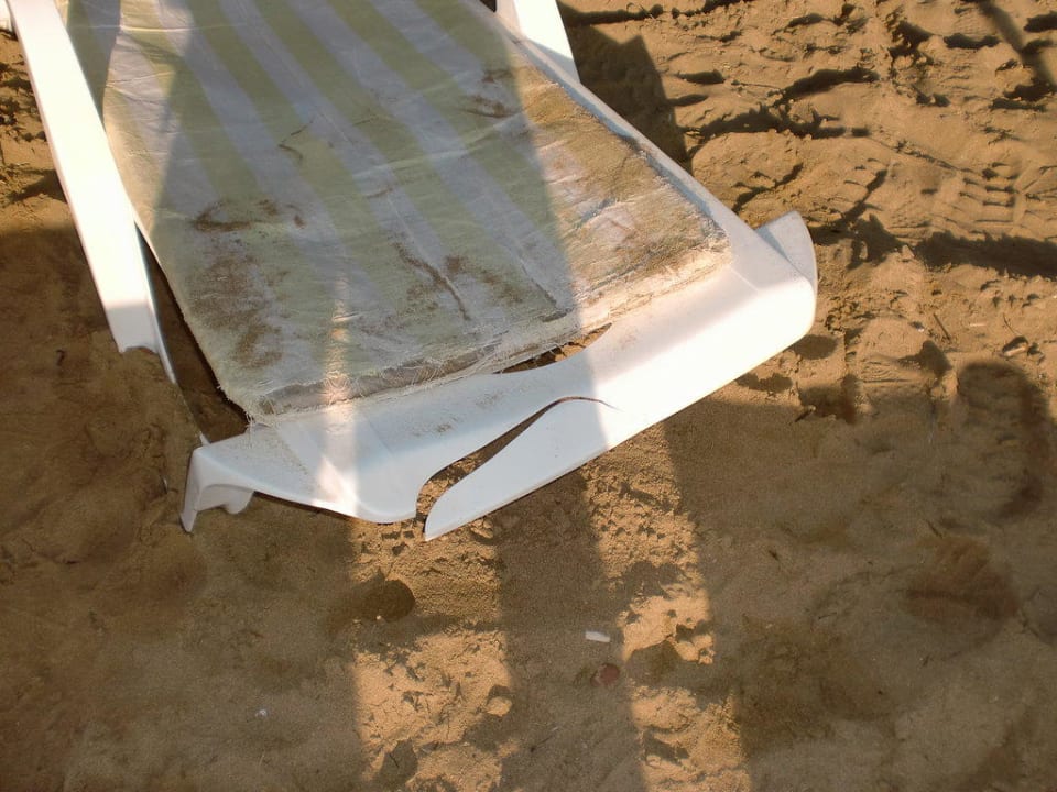 So sehen einige Liegen am Strand aus My Home Sky Hotel