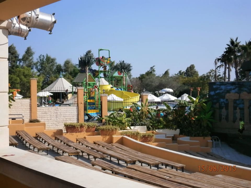 Blick über Theater zum Kinder Aquapark Crystal Paraiso Aqua Collection