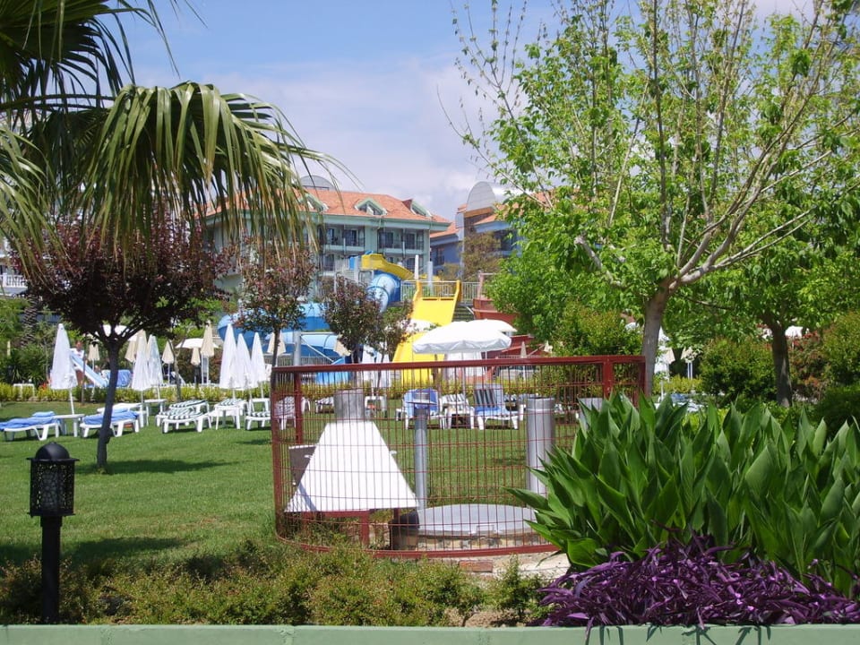 Uitzicht op achterkant hotel van snack restaurant Trendy Aspendos Beach Hotel
