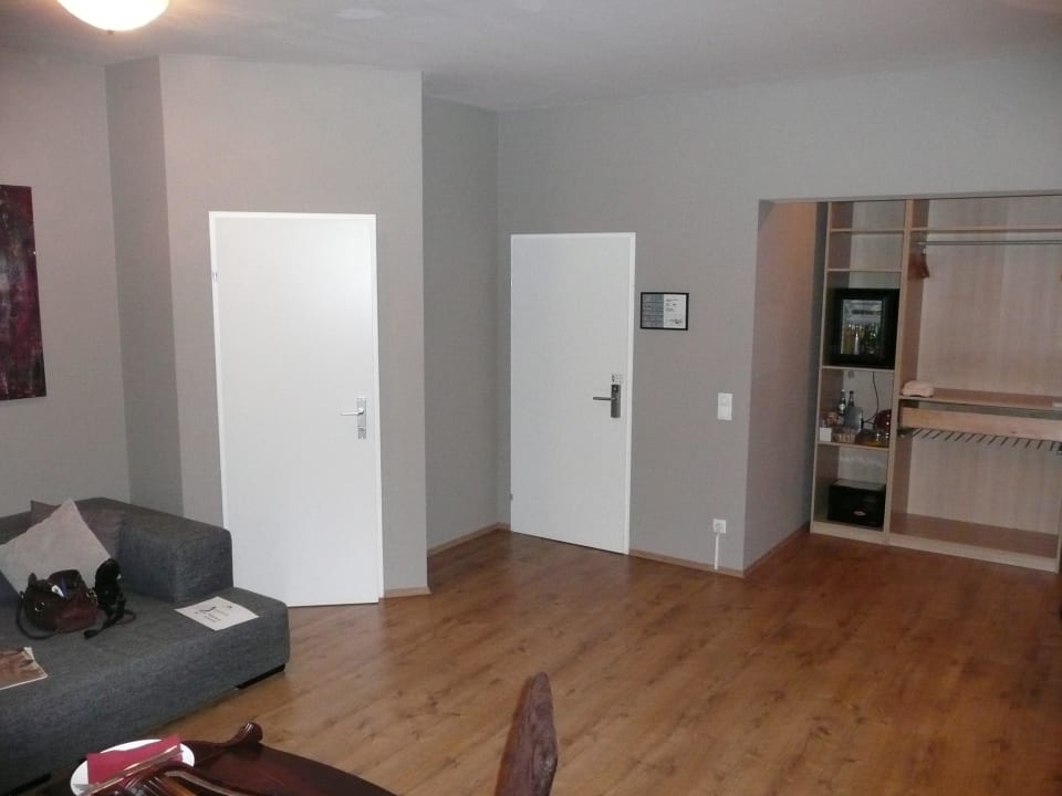 Wohnzimmer Jacuzzi-Suite, Ausgang und Schrank Bella Vienna Apartments