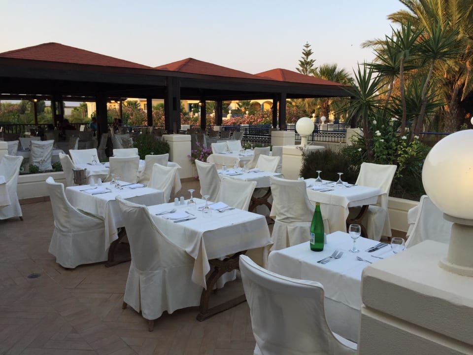 Terrasse für Abendessen gedeckt Atrium Palace Thalasso Spa Resort & Villas