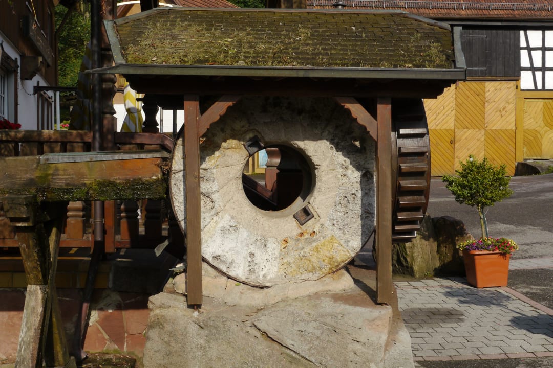 Alter Mühlstein Landhotel Untere Kapfenhardter Mühle
