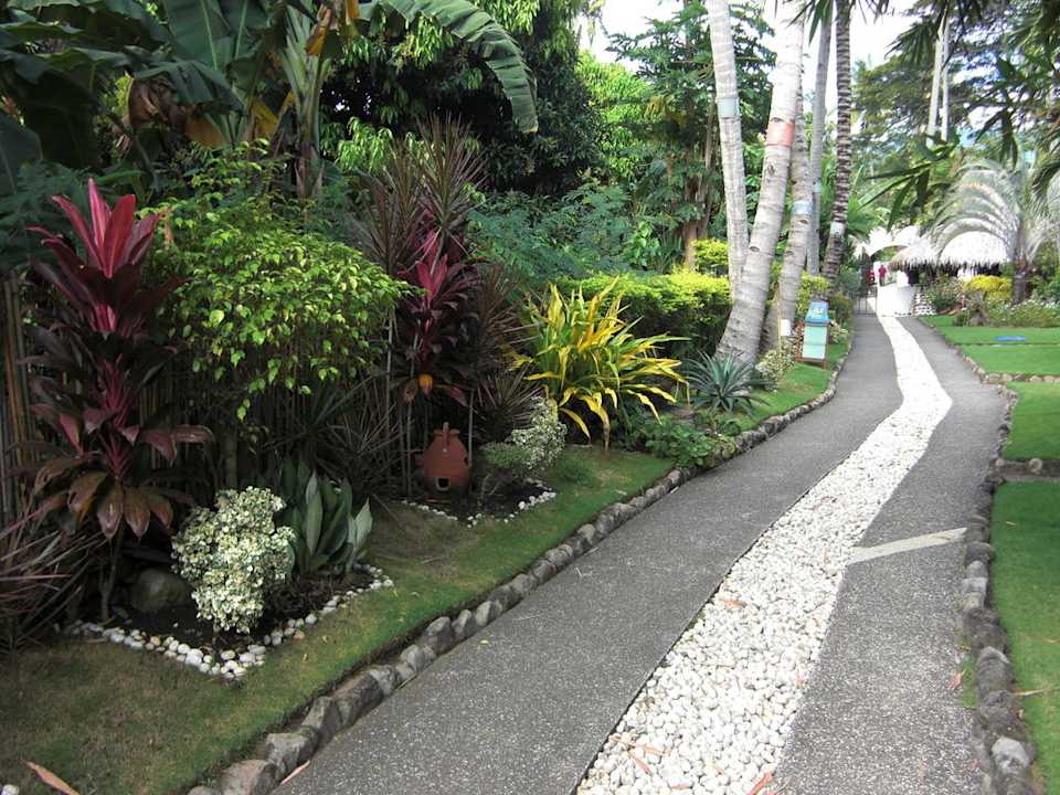 Weg an den Zimmern vorbei Hotel El Dorado Beach Resort