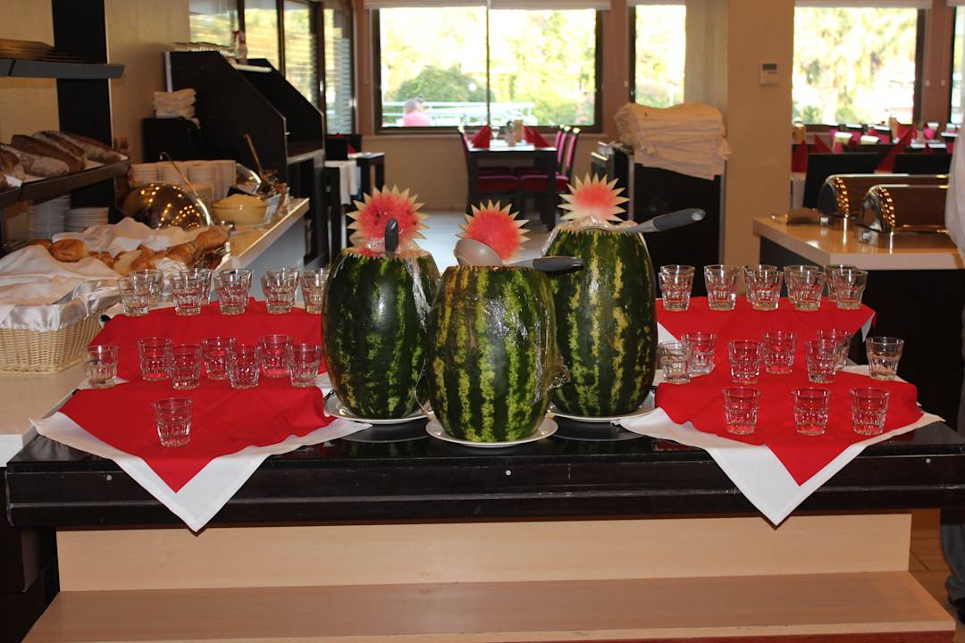 Fruchtcocktails in hohlen Melonen Asteria Collection Side