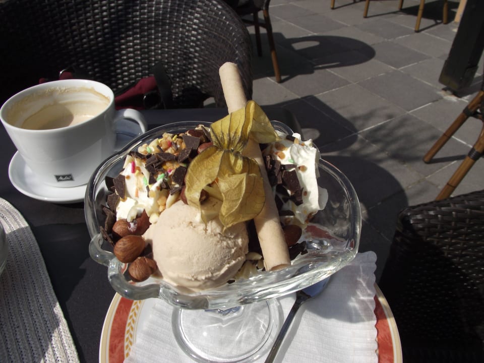Noch ein Eis Göbel's Seehotel Diemelsee