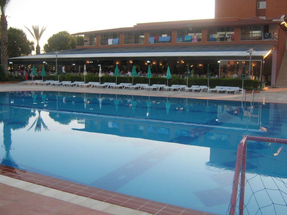 Animationspool und im Hintergrund das Restaurant Club Turtas Beach Hotel