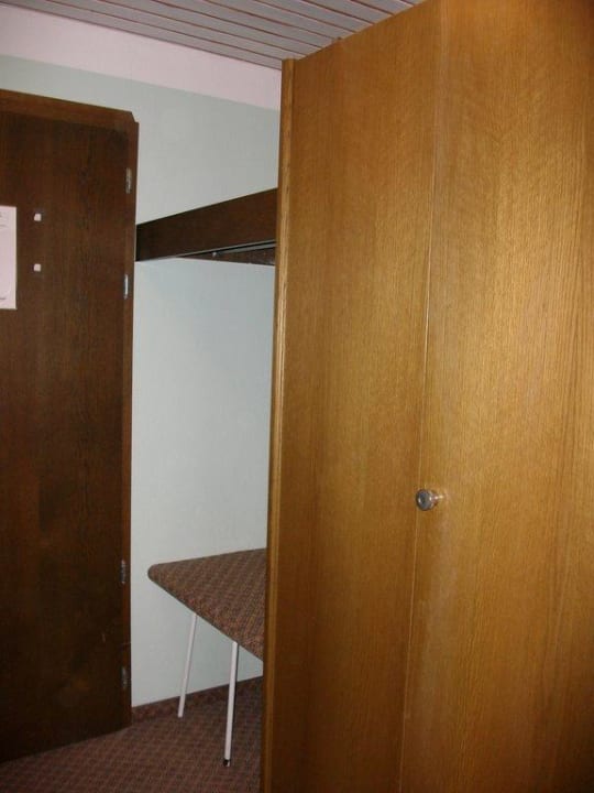 Schrank und nicht zu verwendente Gaderobe Flair Hotel Landgasthof Roger