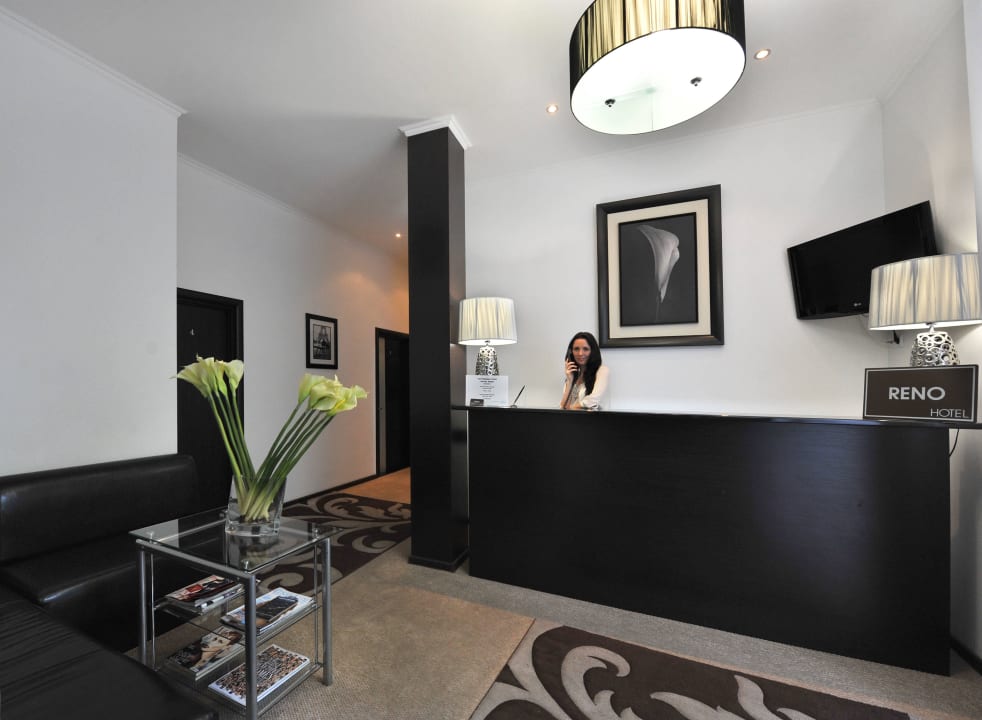 Холл и рецепция Hotel Reno