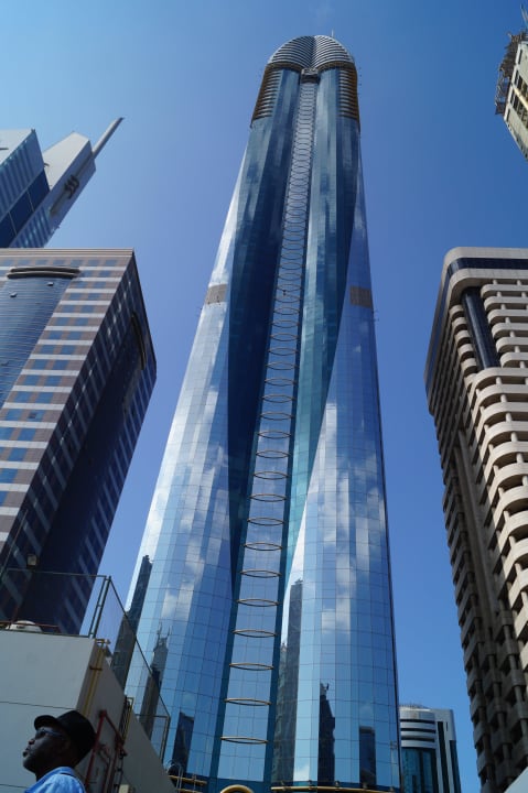 Blick vom Pool aufs Hotel Rose Rayhaan by Rotana