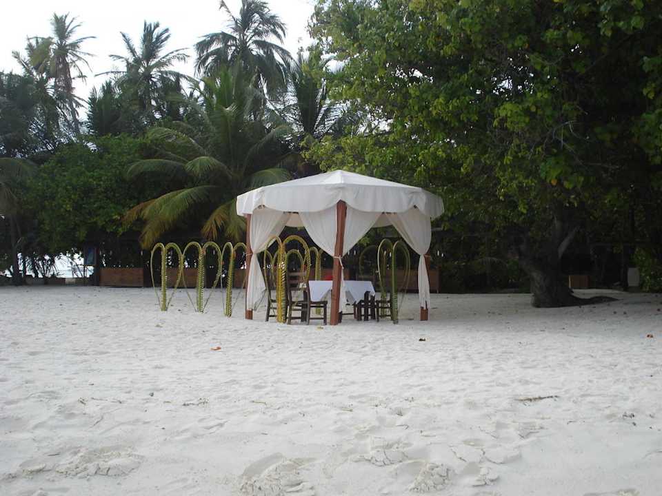 Romantisches Candle-Light-Dinner am Strand Meeru Maldives Resort Island