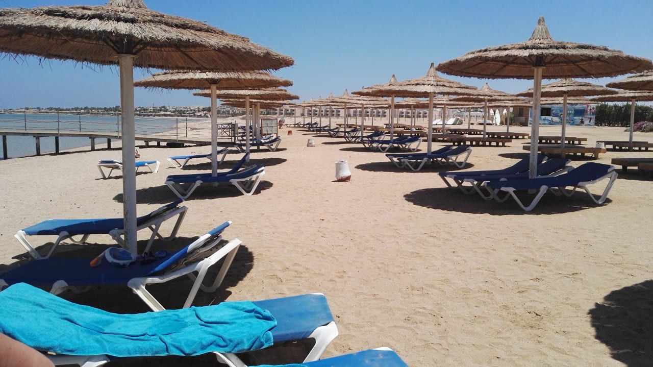 Der Strand war fast leer Jasmine Palace Resort & Spa