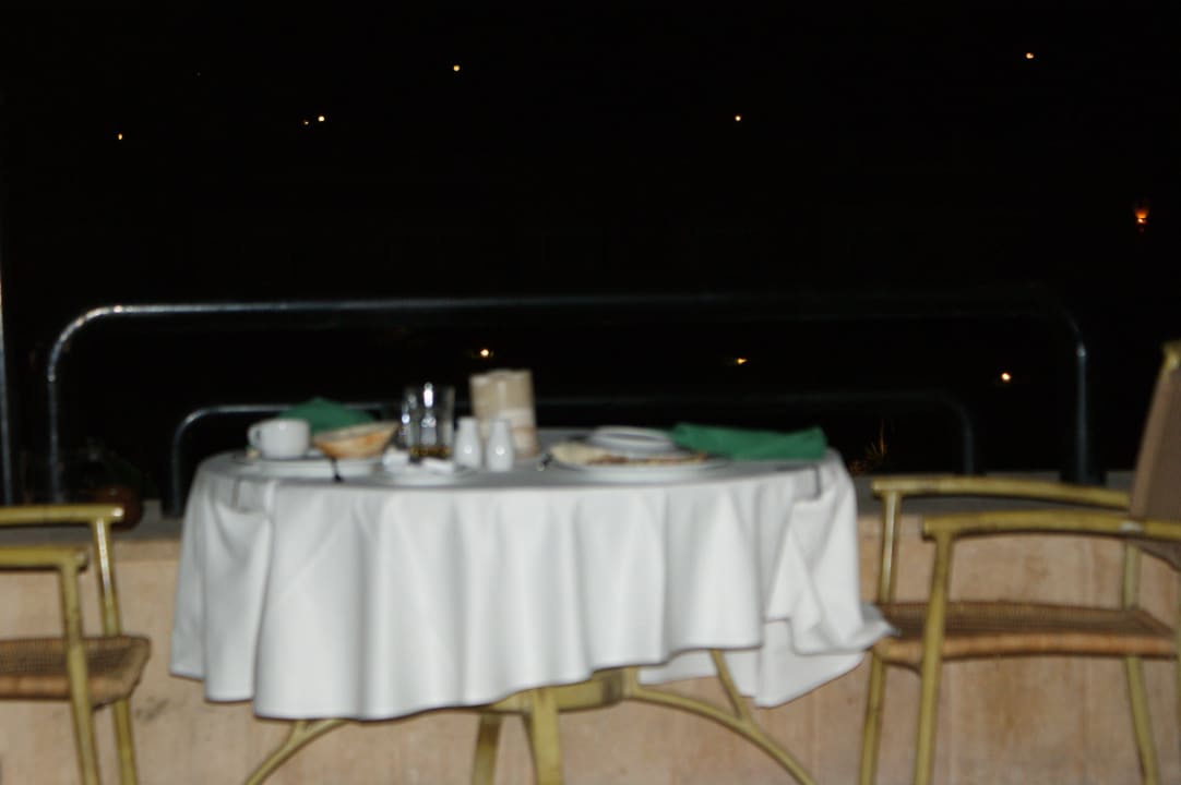 Tisch nach 2 Stunden ohne Gäste Malikia Resort Abu Dabbab