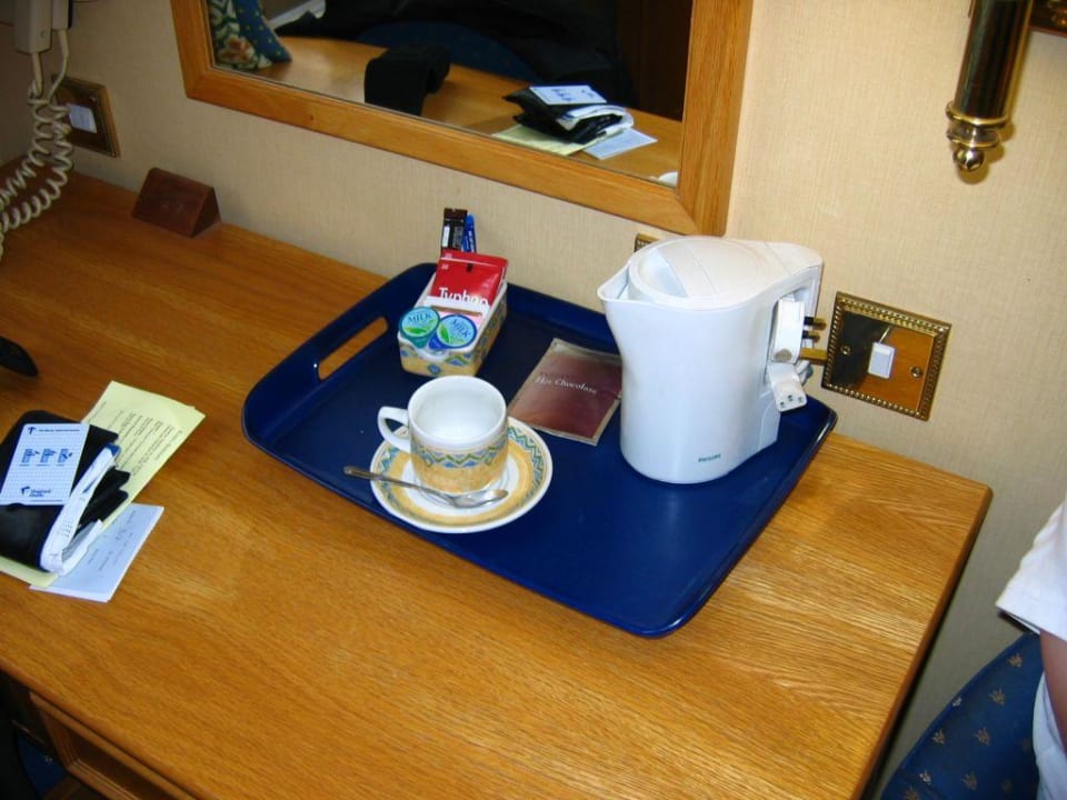 Tisch im Zimmer mit Wasserkocher Burns Hotel Kensington