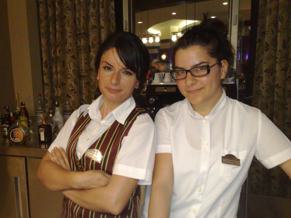 Fatma & Sevcan an der Lobby-Bar im Hotel Side Mare Side Mare Resort & Spa