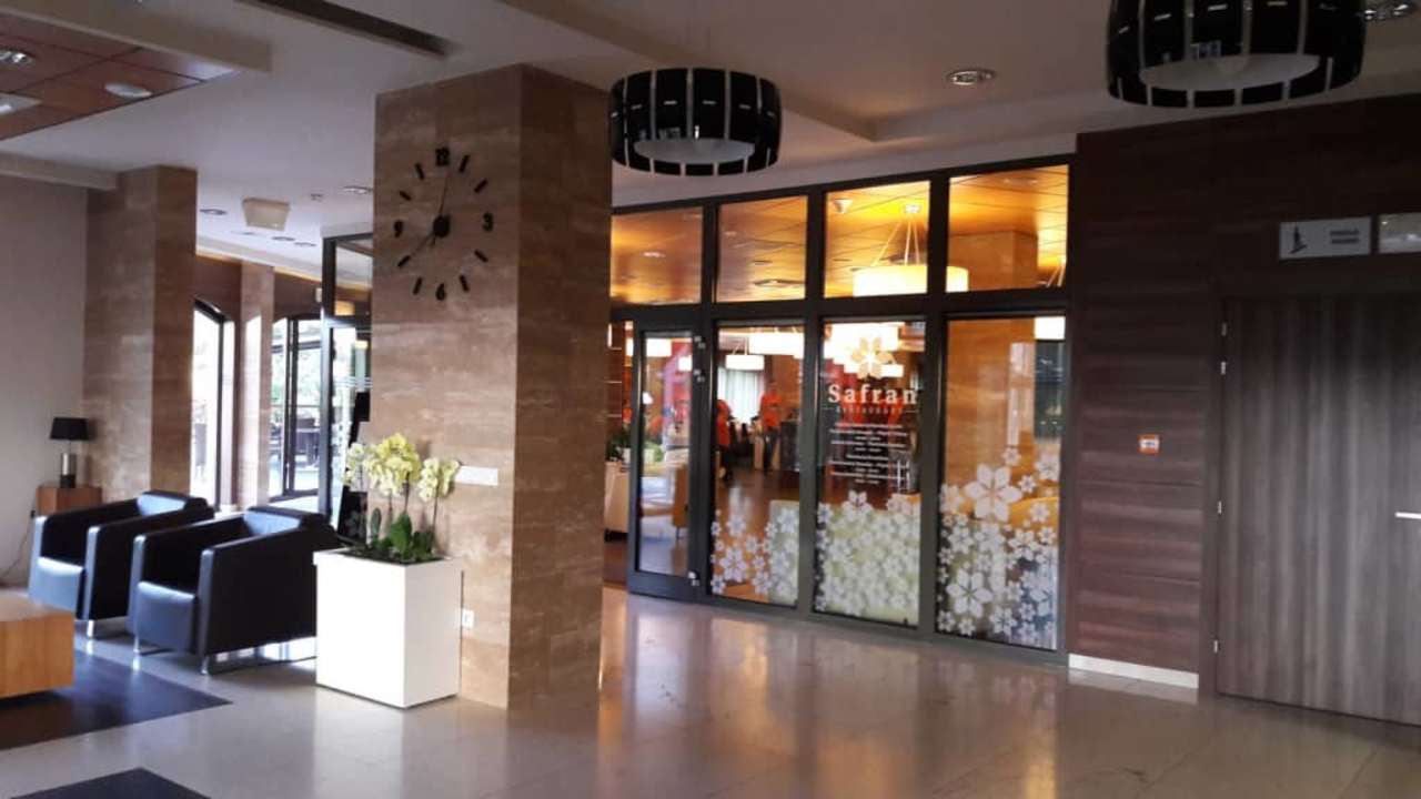 Lobby - widok na restaurację Hotel Rado