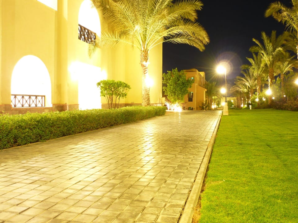 Weg entlang eines Wohnhauses Stella Garden Resort & Spa, Makadi Bay