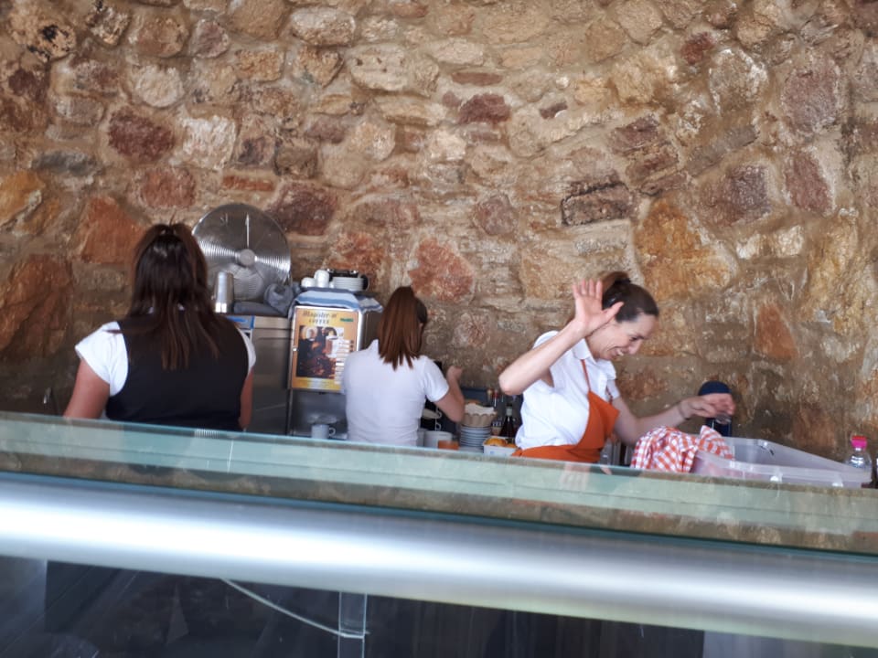 Die fleißigen Damen der Aphrodite Poolbar Hotel Kalithea Horizon Royal