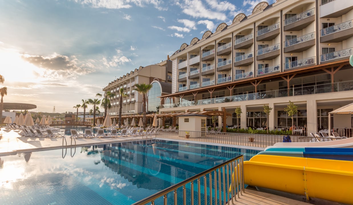 Pool Mary Hotel Side