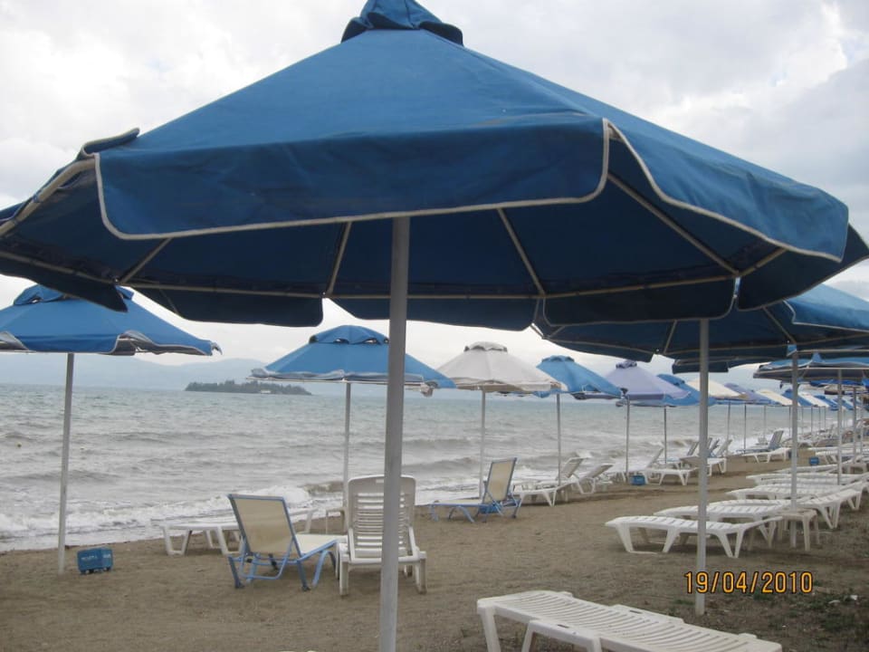 Hotel-Strand mit Sonnenschirmen Brown Beach Eretria