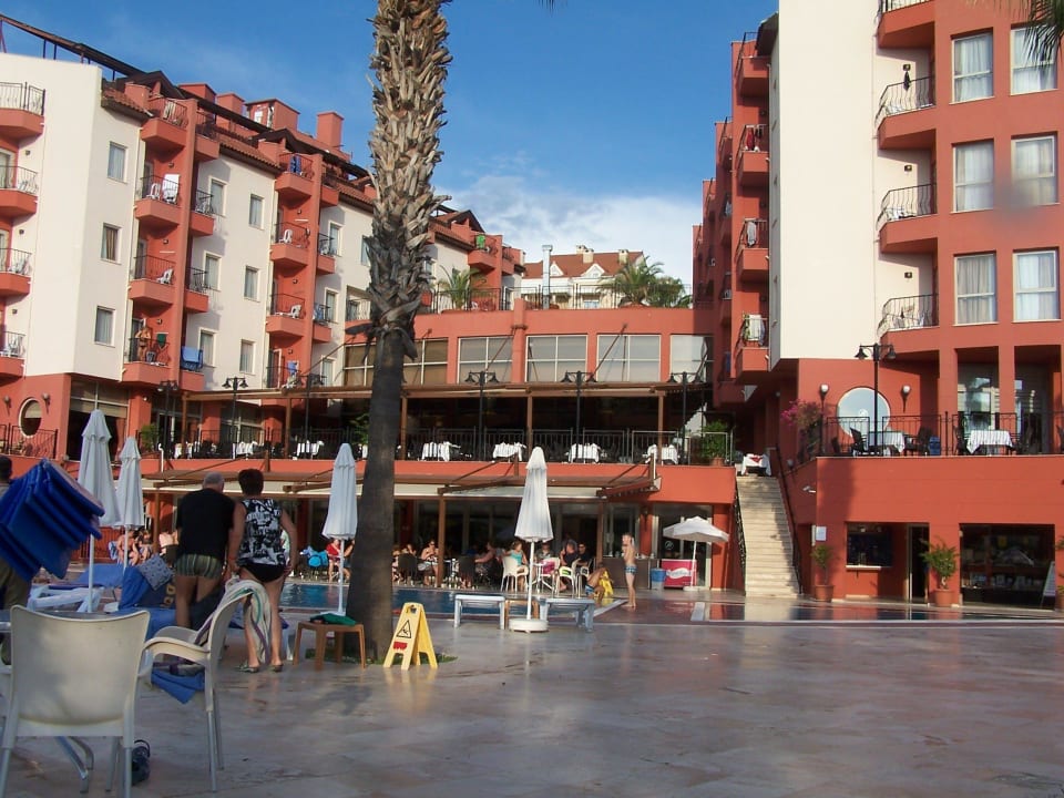 Poollbar mir Blick zum Hotel Royal Atlantis Beach Hotel