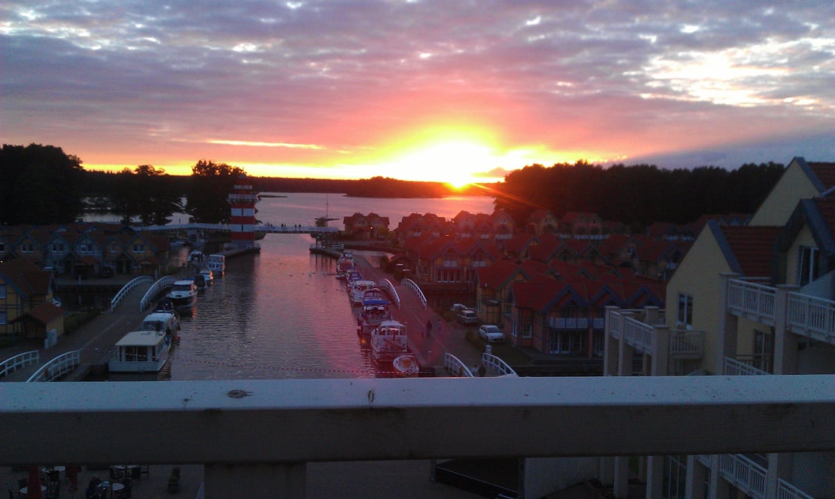 Vom Balkon im Sonnenuntergang Ferienhaus Hafendorf Rheinsberg