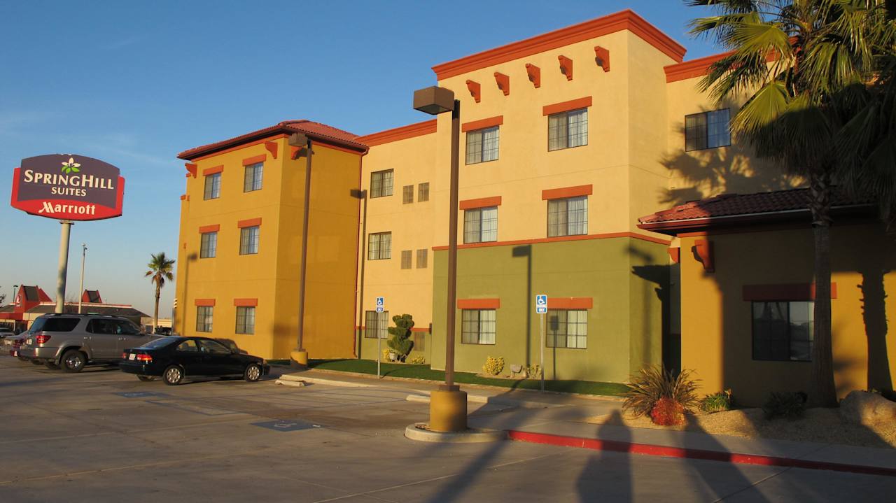 Parkplatz direkt vor dem Hotel Springhill Suites by Marriott Victorville Hesperia