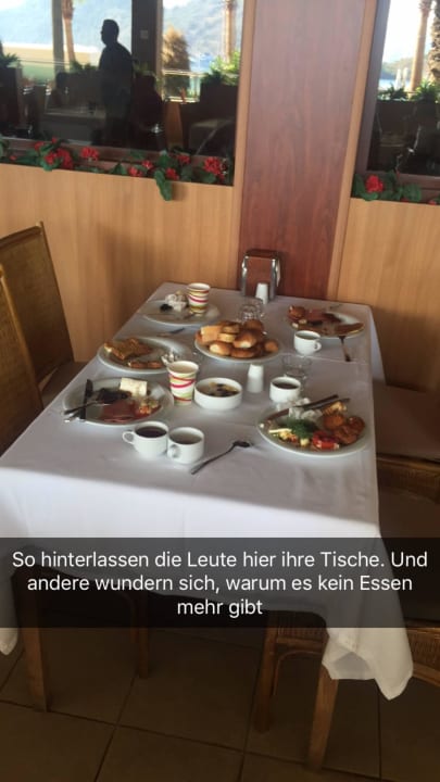 Hotelgäste hinterlassen die Tische quasi unbenutzt Munamar Beach Residence