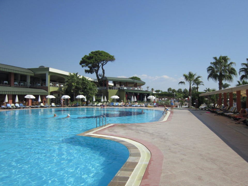 Между пляжем и корпусом Pine Beach Belek