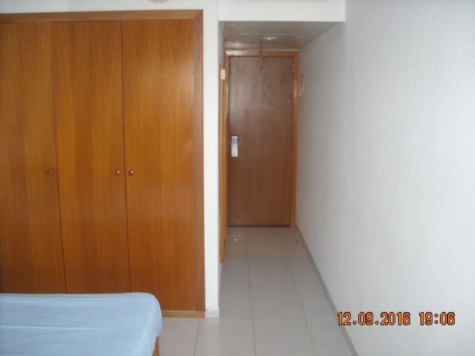 Schrank und Eingangsbereich im Zimmer BG Hotel Rei del Mediterrani Palace