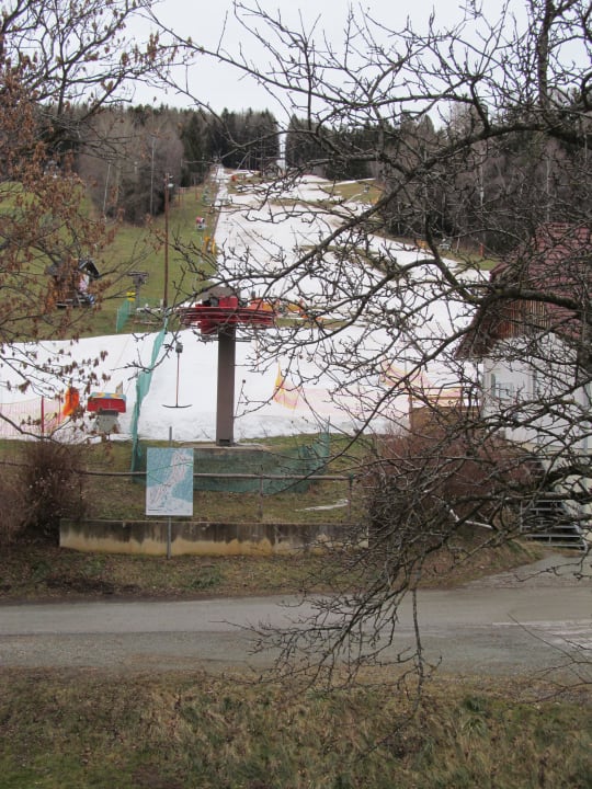 Blick vom Zimmer 114 auf die Piste Hotel Schwengerer