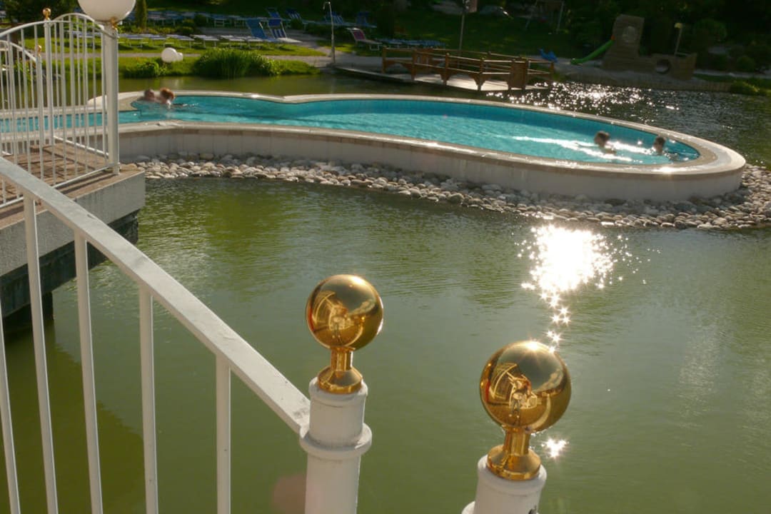 Außenpool inmitten des Badeteichs Falkensteiner Family Resort Lido