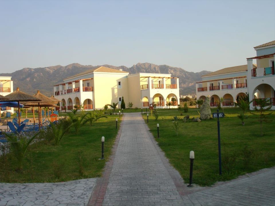 Gartenanlage mit Blick auf Apartments und Berge Corali Hotel