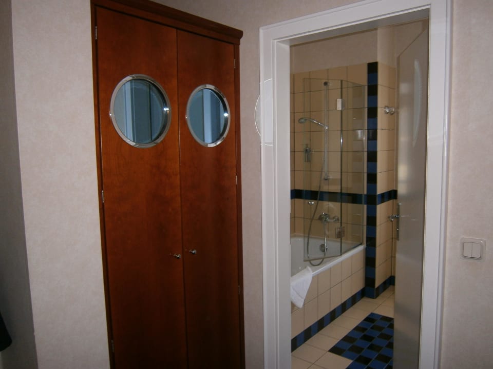 Rechts und links ein Schrank Neptun Hotel Kühlungsborn