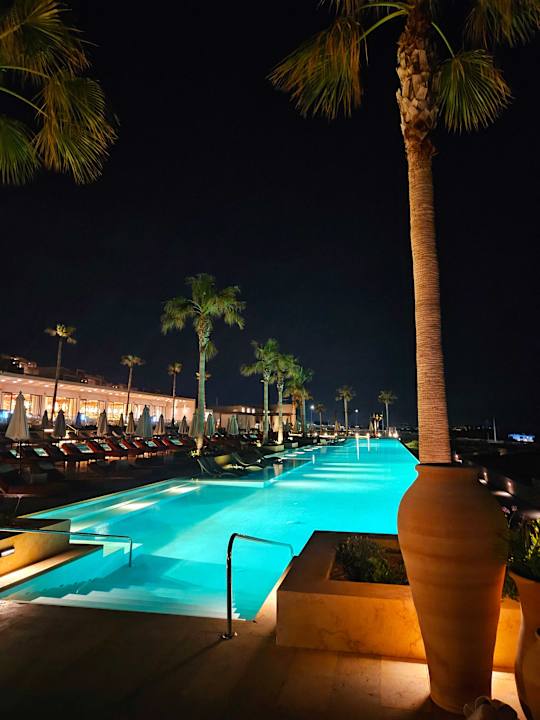 Pool The Royal Senses Resort, Curio Collection by Hilton