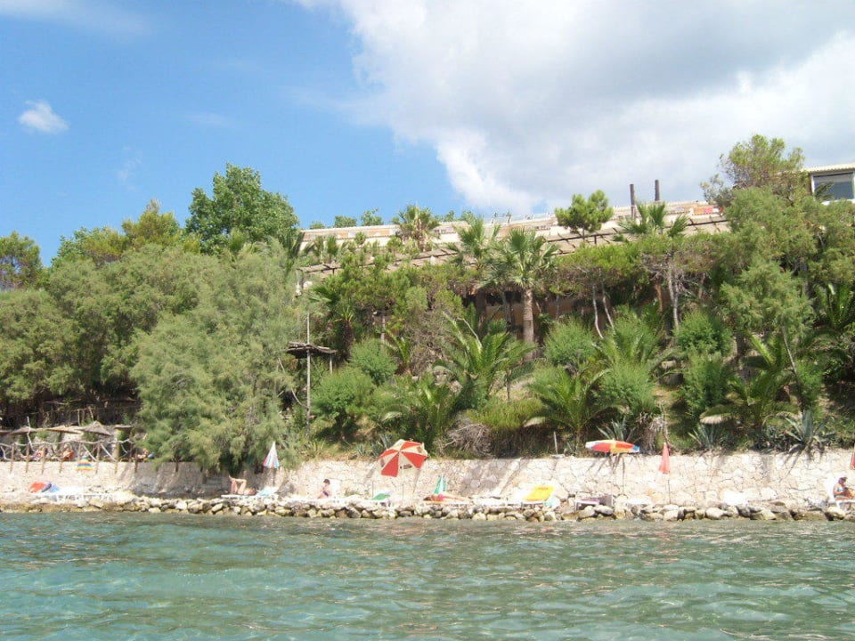 Blick aus dem Meer zum Hotel Gloria Maris Hotel Suites and Villa