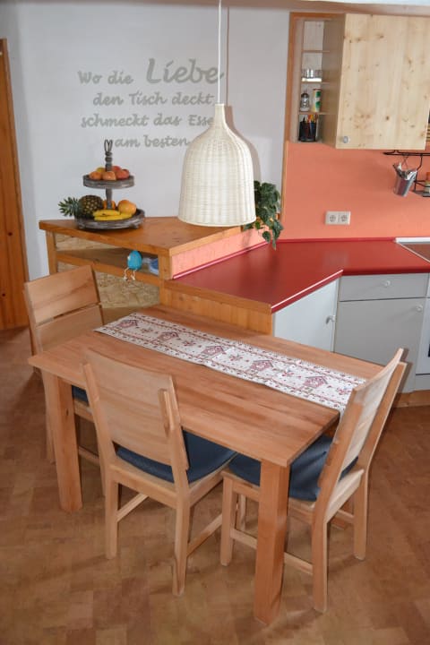 Esstisch mit angrenzender Küche Haus Besamia