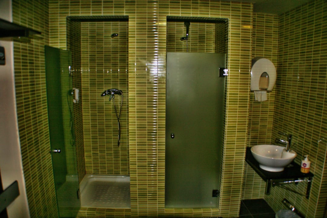 Moderne Duschen im Fitnessbereich Mon Port Hotel & Spa