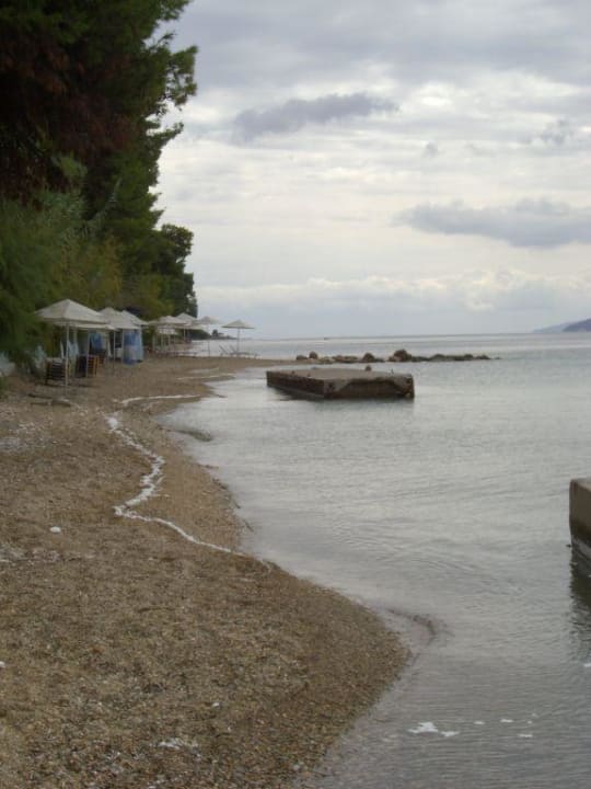 Der schmale Hotelstrand mit Styroporkügelchen Acrotel Athena Pallas