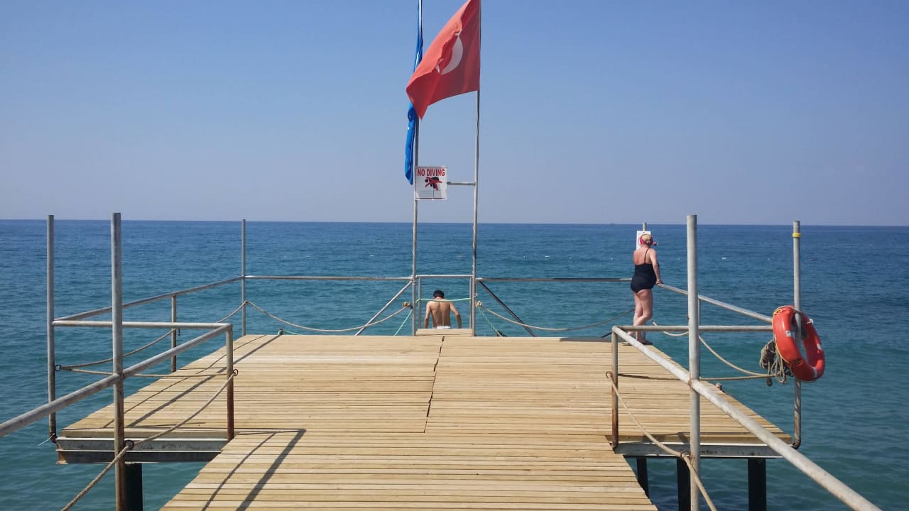 Blick auf den Steg Club Turtas Beach Hotel